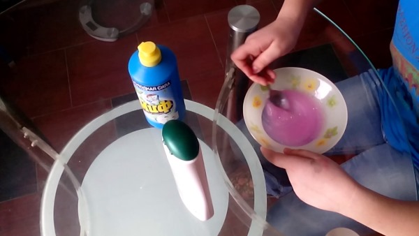 Wie man Schleim (Lizun) aus Plastilin, PVA-Kleber, Gelatine und Natriumtetraborat Schritt für Schritt mit Fotos herstellt