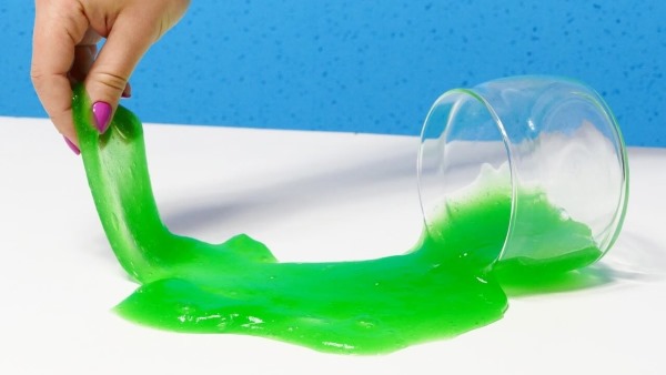 Wie man Schleim (Lizun) aus Plastilin, PVA-Kleber, Gelatine und Natriumtetraborat Schritt für Schritt mit Fotos herstellt