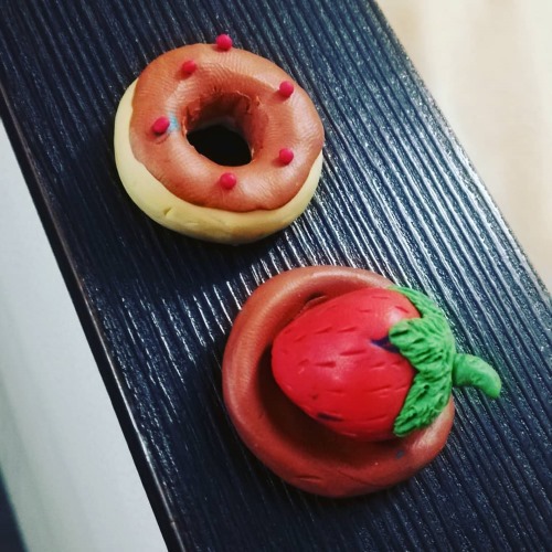 Basteln aus leichtem Plastilin für Kinder Schritt für Schritt mit Fotos. Schlüsselanhänger, Tiere, Blumen, Puppenkleidung, Lebensmittel, Figuren. Video