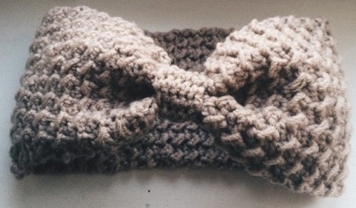 Gehäkeltes Stirnband für Damen und Mädchen. Modelle mit Strickbeschreibung