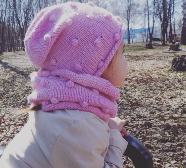 Strickmützen für Mädchen, Winter- und Herbstoptionen. Strickmuster mit Beschreibungen und Fotos