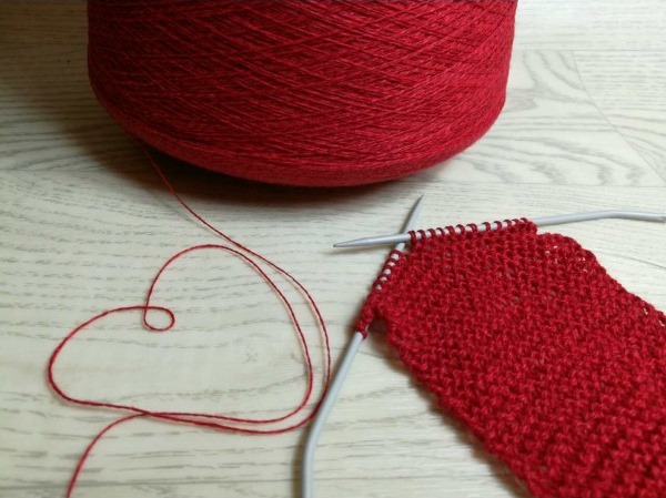 Strickmützen für Mädchen, Winter- und Herbstoptionen. Strickmuster mit Beschreibungen und Fotos