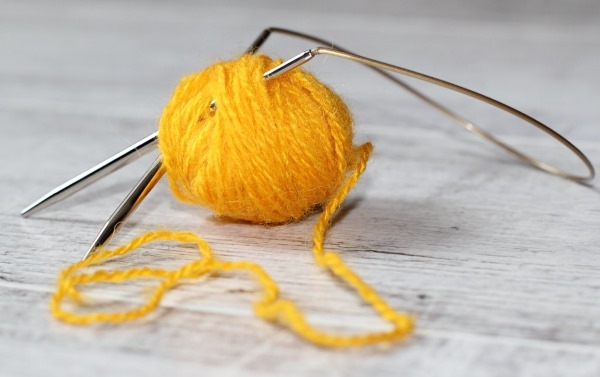 Strickmützen für Mädchen, Winter- und Herbstoptionen. Strickmuster mit Beschreibungen und Fotos