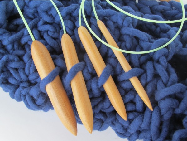 Gestrickte Westen für Damen mit Stricknadeln. Fotos und Muster sind stilvoll, geflochten, durchbrochen. Modelle, Strickanleitungen für Anfänger