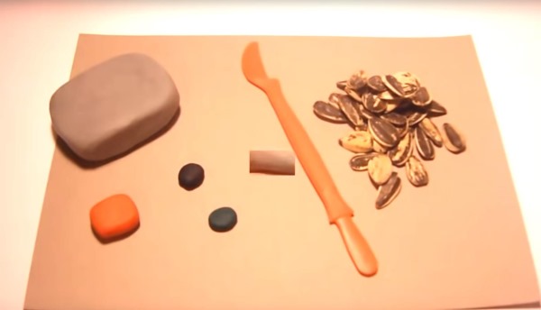Come realizzare un riccio con la plastilina e i semi passo dopo passo, con le tue mani. Applicazione artigianale, foto, tutorial video