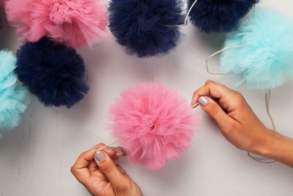 So stellen Sie mit Ihren eigenen Händen einen Pompon aus Garn für eine Mütze her. Schritt-für-Schritt-Anleitung, Fotos