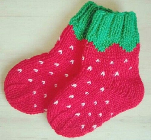 Schöne Stricksocken mit Muster für Kinder. Meisterklasse Stricken mit Muster, Design