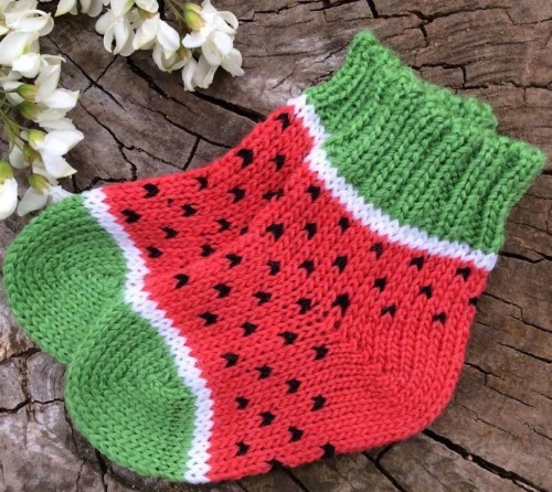 Schöne Stricksocken mit Muster für Kinder. Meisterklasse Stricken mit Muster, Design