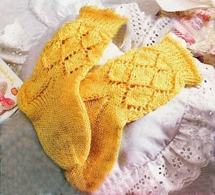 Schöne Stricksocken mit Muster für Kinder. Meisterklasse Stricken mit Muster, Design