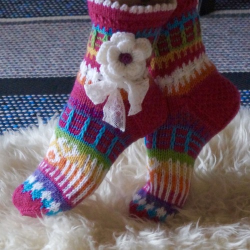 Schöne Stricksocken mit Muster für Kinder. Meisterklasse Stricken mit Muster, Design