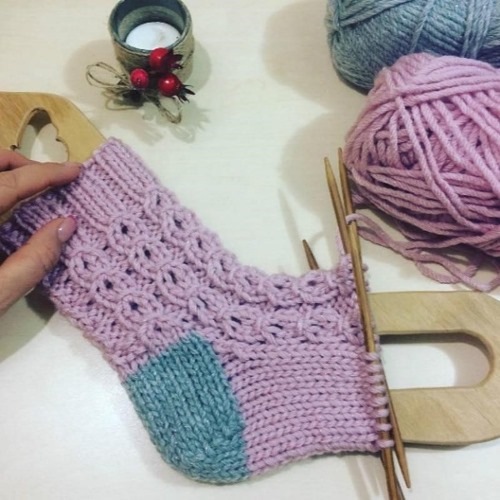 Schöne Stricksocken mit Muster für Kinder. Meisterklasse Stricken mit Muster, Design