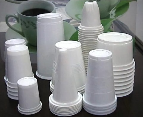 So bauen Sie mit Ihren eigenen Händen einen Schneemann aus Plastikbechern. Schritt-für-Schritt-Anleitung