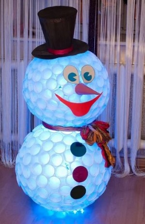 So bauen Sie mit Ihren eigenen Händen einen Schneemann aus Plastikbechern. Schritt-für-Schritt-Anleitung