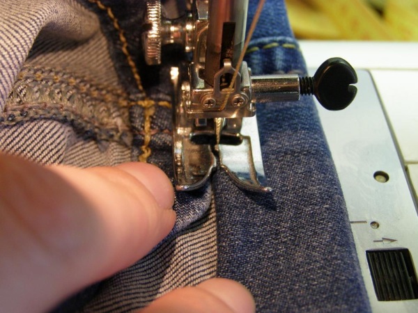 Tasche aus Jeans. Wie man es selbst aus Alten macht, Schnittmuster, Nähen, wie man dekoriert. Fotos und Videos