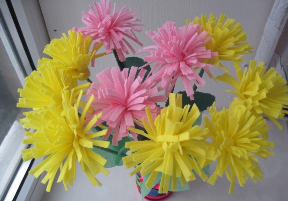 So machen Sie mit Ihren eigenen Händen Schritt für Schritt Blumen aus Servietten mit Fotos. Meisterklasse