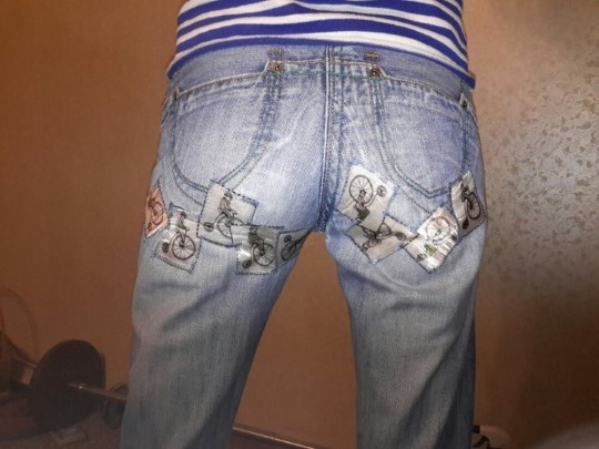 So stopfen Sie Jeans zwischen den Beinen mit der Maschine und von Hand schön fest. Foto