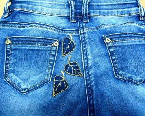So stopfen Sie Jeans zwischen den Beinen mit der Maschine und von Hand schön fest. Foto