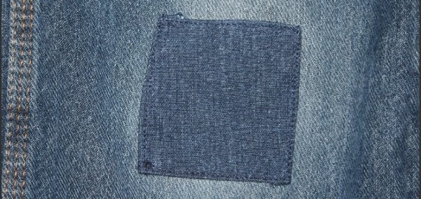 So stopfen Sie Jeans zwischen den Beinen mit der Maschine und von Hand schön fest. Foto