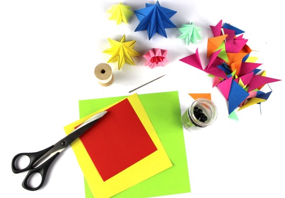 Modulares Origami für Anfänger aus Papier. Schritt-für-Schritt-Anleitung, Diagramme: Schwan, Vase, Blumen, Pfau, Drache, Storch