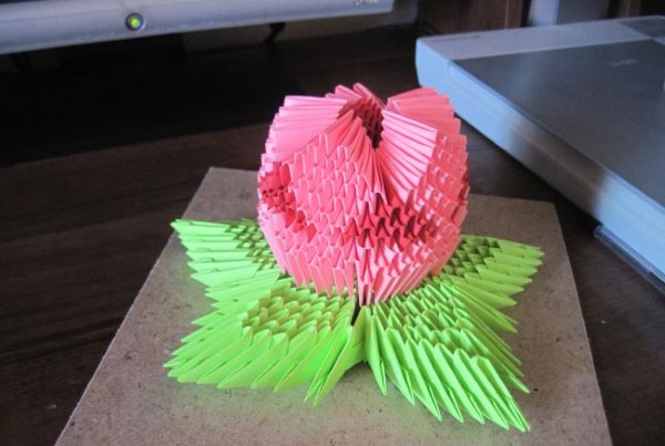 Modulares Origami für Anfänger aus Papier. Schritt-für-Schritt-Anleitung, Diagramme: Schwan, Vase, Blumen, Pfau, Drache, Storch