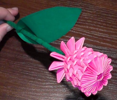 Modulares Origami für Anfänger aus Papier. Schritt-für-Schritt-Anleitung, Diagramme: Schwan, Vase, Blumen, Pfau, Drache, Storch