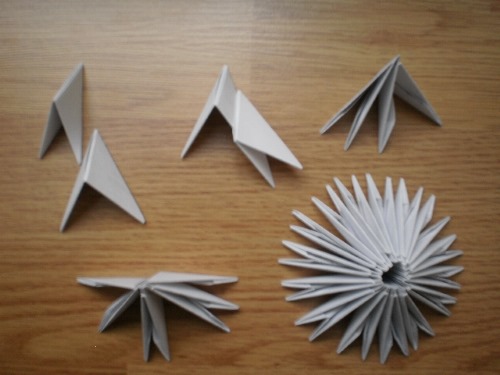 Modulares Origami für Anfänger aus Papier. Schritt-für-Schritt-Anleitung, Diagramme: Schwan, Vase, Blumen, Pfau, Drache, Storch