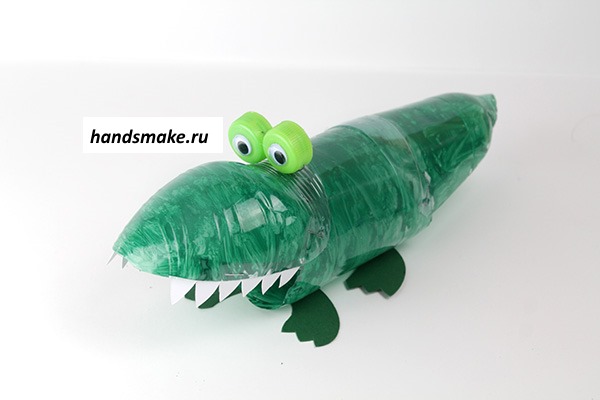 Basteln aus Plastikflaschen zum Selbermachen für die Hütte, den Garten, den Gemüsegarten, den Kindergarten, die Schule. Foto
