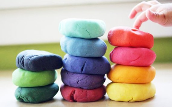 Knete für Kinder. So machen Sie es selbst, Rezept mit Salz, PVA-Kleber, Stärke