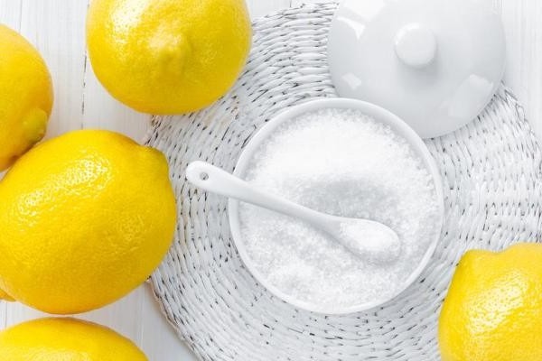 Wie man zu Hause Plastilin aus Mehl, Wasser und Salz, Teig, Stärke und Haarspülung herstellt