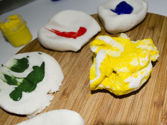 Knete für Kinder. So machen Sie es selbst, Rezept mit Salz, PVA-Kleber, Stärke
