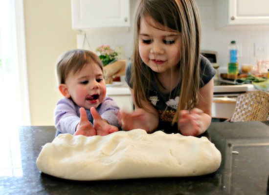 Knete für Kinder. So machen Sie es selbst, Rezept mit Salz, PVA-Kleber, Stärke
