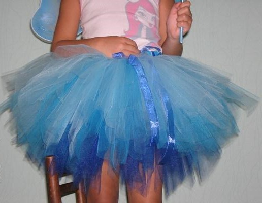 Tutu-Rock für Mädchen. So machen Sie es selbst aus Tüll, auf einem Gummiband mit Löchern, Satinband