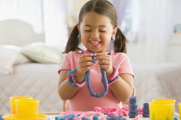 So stellen Sie Schritt für Schritt Kunsthandwerk aus Plastilin her. Kindlich, einfach, schön, Tiere, interessant. Foto