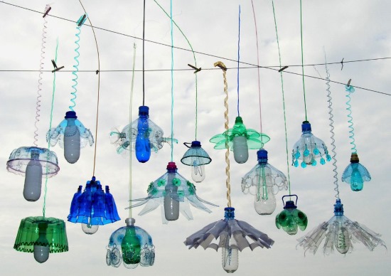 Basteln aus Plastikflaschen zum Selbermachen für die Hütte, den Garten, den Gemüsegarten, den Kindergarten, die Schule. Foto