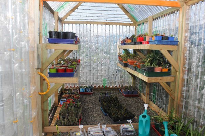 Basteln aus Plastikflaschen zum Selbermachen für die Hütte, den Garten, den Gemüsegarten, den Kindergarten, die Schule. Foto