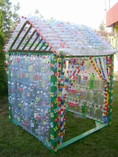 Basteln aus Plastikflaschen zum Selbermachen für die Hütte, den Garten, den Gemüsegarten, den Kindergarten, die Schule. Foto