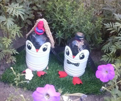 Basteln aus Plastikflaschen zum Selbermachen für die Hütte, den Garten, den Gemüsegarten, den Kindergarten, die Schule. Foto