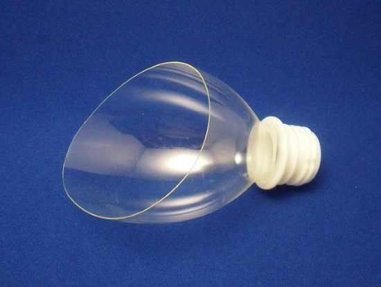 Basteln aus Plastikflaschen zum Selbermachen für die Hütte, den Garten, den Gemüsegarten, den Kindergarten, die Schule. Foto