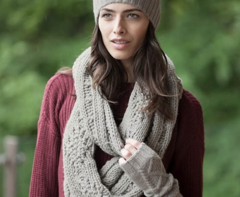 So stricken Sie mit Stricknadeln einen Snood-Schal für ein Mädchen oder einen Jungen. Schema und Beschreibung für Anfänger