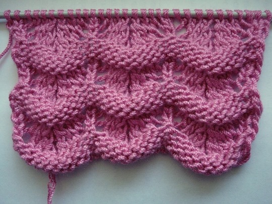 Stricken für Mädchen. Modische Modelle, Muster mit Beschreibungen von Strickwaren