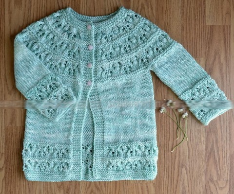Stricken für Mädchen. Modische Modelle, Muster mit Beschreibungen von Strickwaren