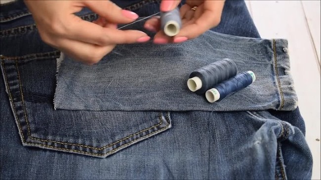 Flicken auf Jeans am Knie für Jungen, Frauen und Männer. Schöne Optionen, Fotos