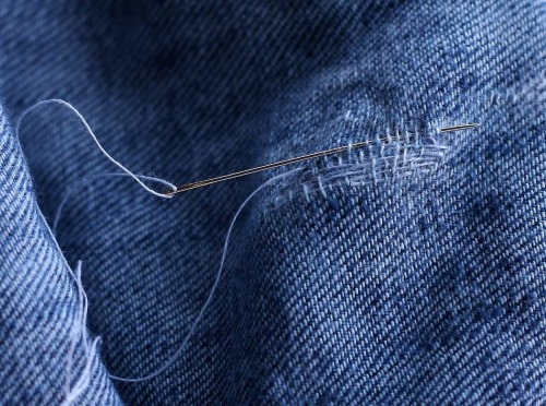 Wie man ein Loch in Jeans von Hand, auf einer Maschine schön, mit einem Flicken und ohne flickt