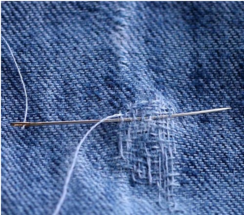Wie man ein Loch in Jeans von Hand, auf einer Maschine schön, mit einem Flicken und ohne flickt