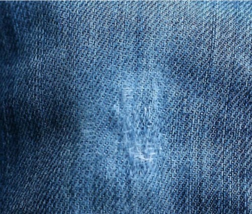 Wie man ein Loch in Jeans von Hand, auf einer Maschine schön, mit einem Flicken und ohne flickt