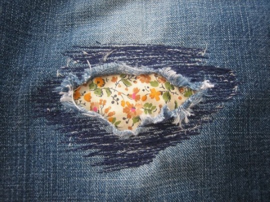 Flicken auf Jeans am Knie für Jungen, Frauen und Männer. Schöne Optionen, Fotos