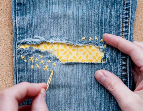 Wie man ein Loch in Jeans von Hand, auf einer Maschine schön, mit einem Flicken und ohne flickt