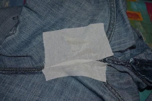 Flicken auf Jeans am Knie für Jungen, Frauen und Männer. Schöne Optionen, Fotos