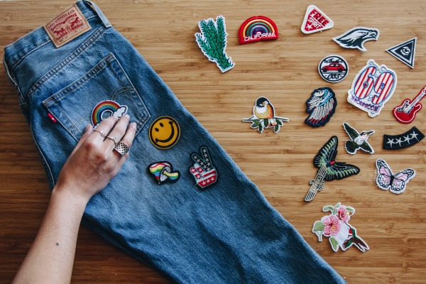 Flicken auf Jeans am Knie für Jungen, Frauen und Männer. Schöne Optionen, Fotos