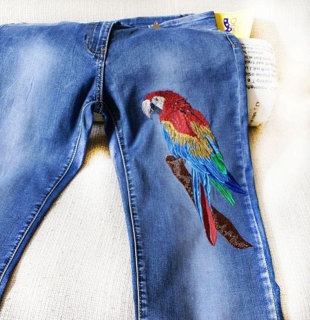 Wie man ein Loch in Jeans von Hand, auf einer Maschine schön, mit einem Flicken und ohne flickt